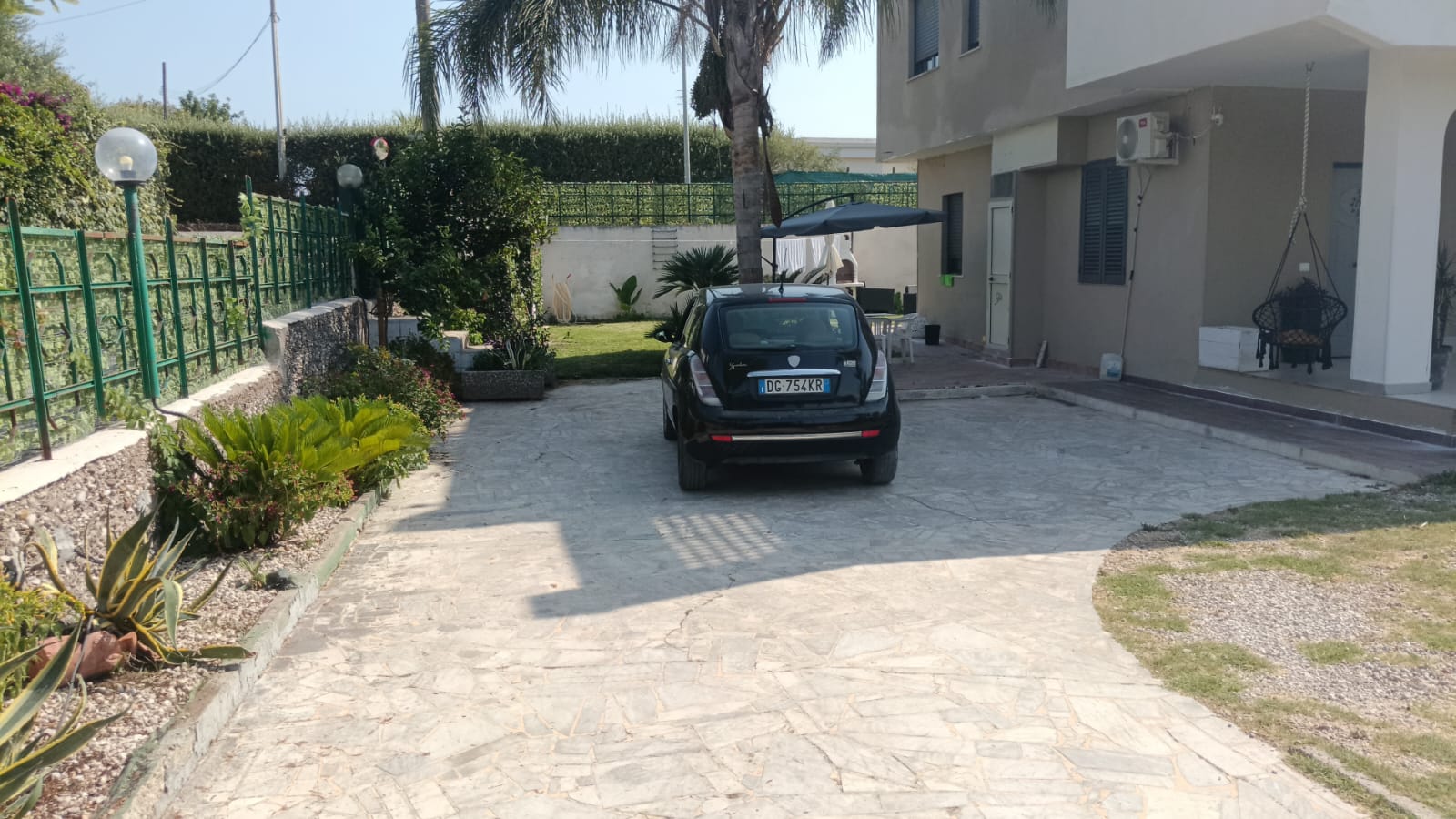 Parcheggio privato e giardino della struttura