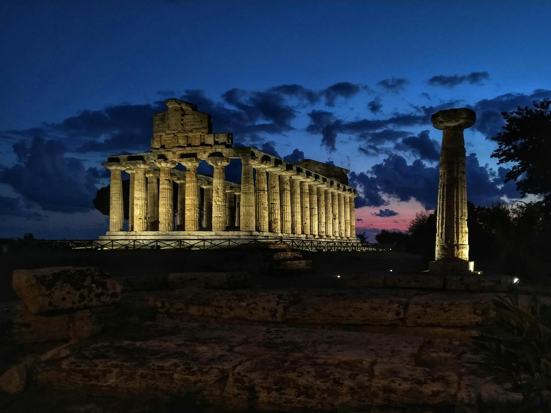 Tempio di Paestum illuminato in orario serale